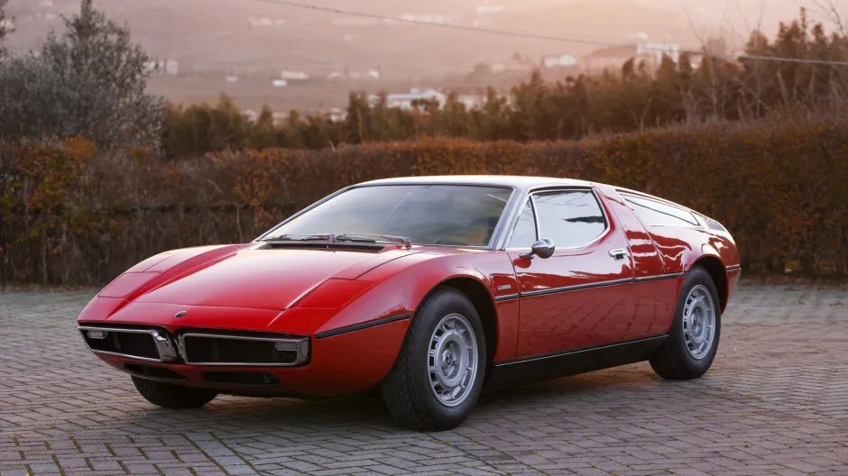 Zájem o dražby klasik klesl, přesto se objevují rekordy. Popularitu získávají i mladší vozy